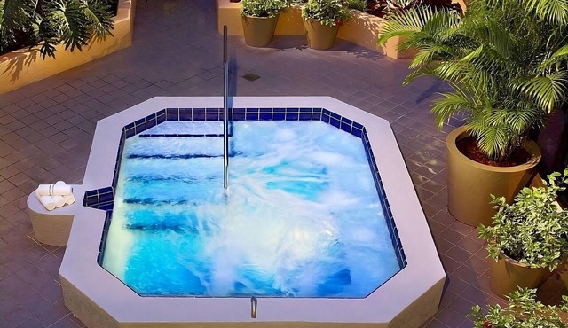 Spacious Unit with Full Kitchen, Outdoor Pool, Pets Allowed!