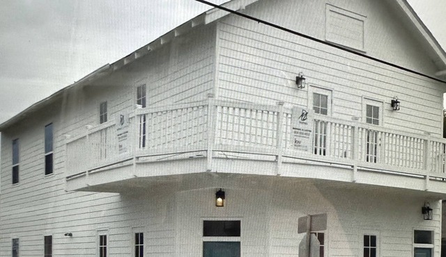 Spacious upper unit in walking distance to the parade route