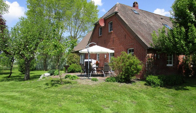 Spacious vacation residence for 6 pers. with pool and garden. Sauna - shared use