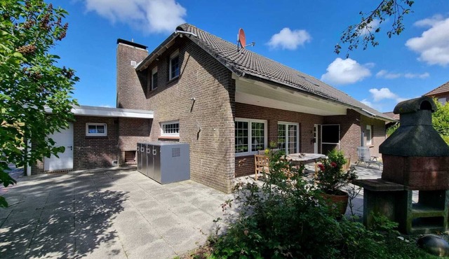 Spacious vacation home with garden and modern furnishings in Dornumersiel