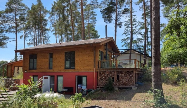 Spacious vacation home directly on the lake. Family and pet friendly!