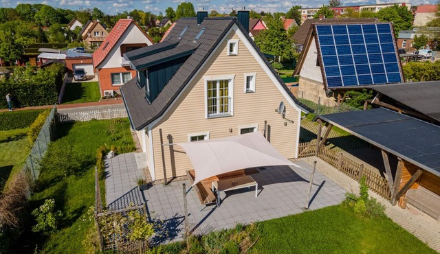 Spacious vacation home with a great garden, fireplace, close to the water and in a central location