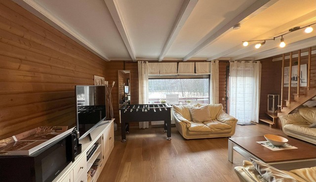 Spacious vacation home with lake view - space for up to 16 people and dog!