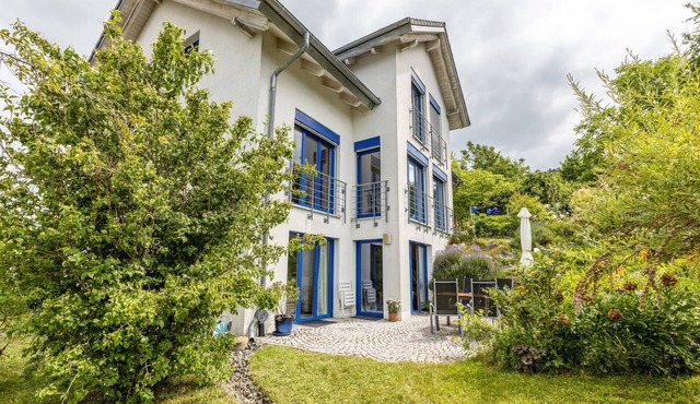 "Spacious vacation rental with a garden," private terrace, mountain views, and Wi-Fi