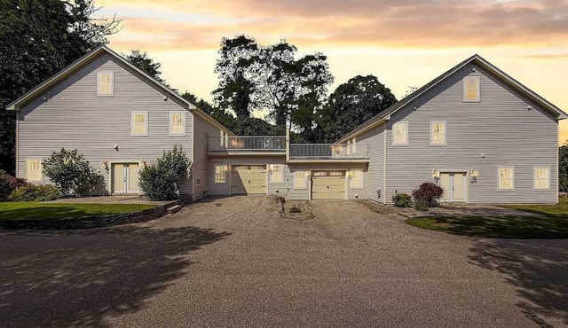 Spacious Vacation Homes with Hot Tubs and Mountain Views near Downtown North Conway, New Hampshire