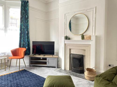 Spacious Victorian for 10 across Royal Infirmary