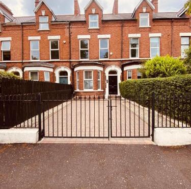 Spacious Victorian Group Retreat | Gated Parking