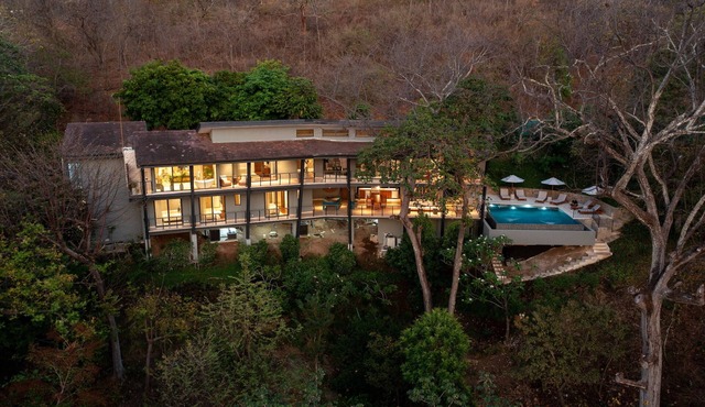 Spacious villa overlooking the tropical forest and ocean