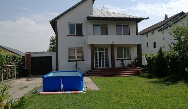 Spacious Villa by the lake 20km to airport and downtown Bucharest