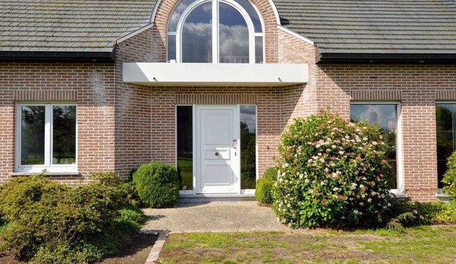 Spacious villa in Zingem with garden
