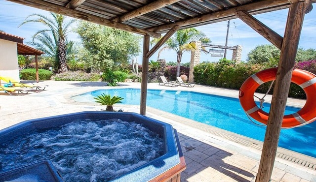 Spacious Villa, Large Private Pool, Outdoor Jacuzzi, Attractive Gardens, 10 min walk to the Beach!