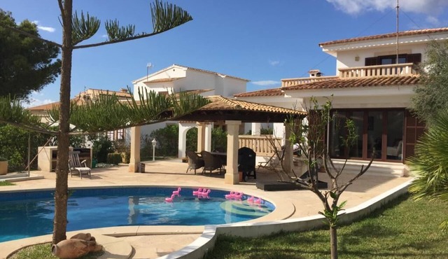 Spacious villa m. Pool, -very close to the beach, family-friendly, wireless