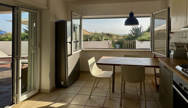 Spacious villa on the beach "pieds dans l'eau" a few kilometers from Rome