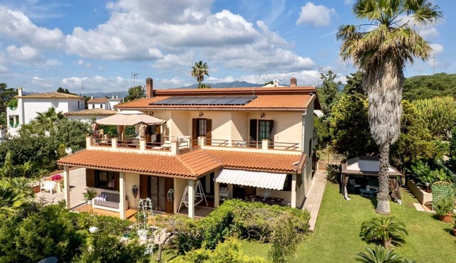 Spacious Villa Ro with Sea View, Mountain View, Wi-Fi, Balcony