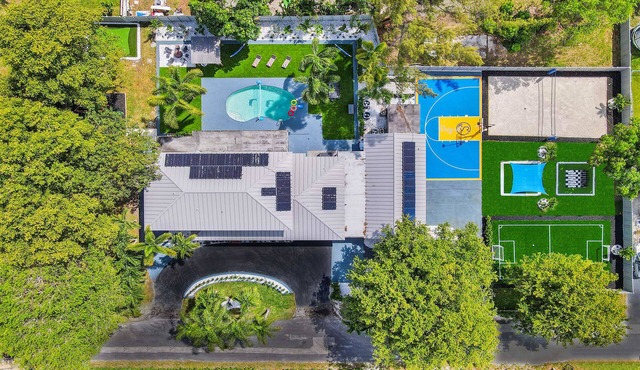 Spacious villa w/pool, courts & game room
