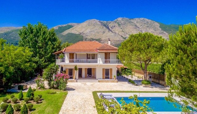 Spacious villa with 5 bedrooms and private pool located close to Alykes