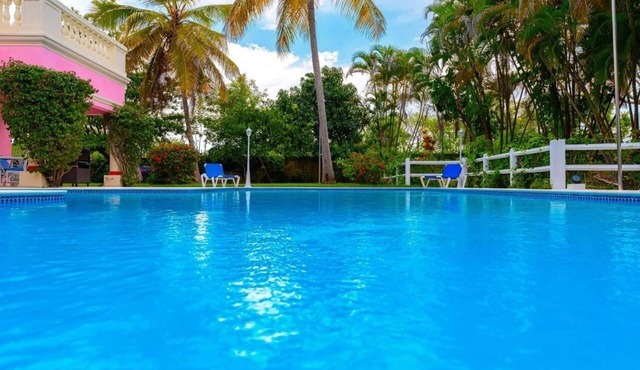Spacious villa with 7 bedrooms and WiFi, AC in charming Sosúa