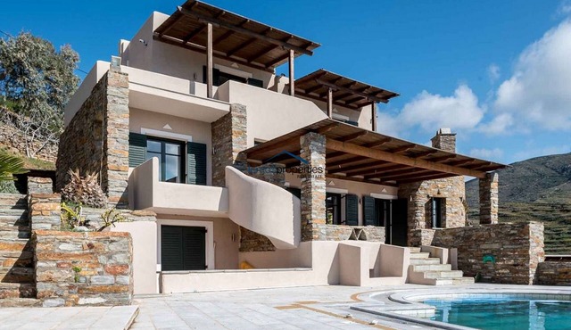 Spacious villa with a pool only 3 minutes by foot from the beach of Koundouros