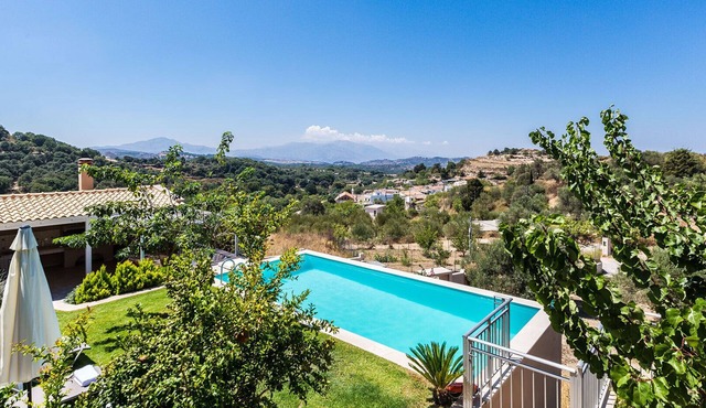 Spacious villa with full privacy & nature views!