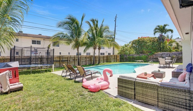 Spacious Villa with Heated Pool, Trampoline, BBQ, Air Hockey