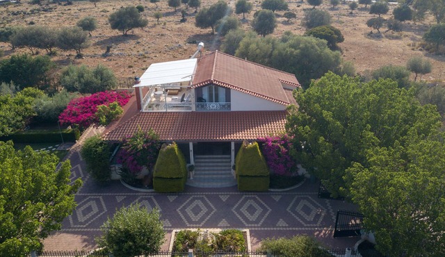 Spacious Villa with heated pool that becomes indoor