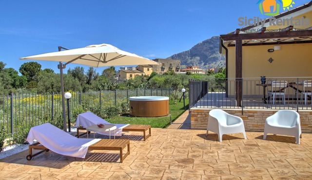 Spacious villa with hot tub and sauna 5 minutes from the beach