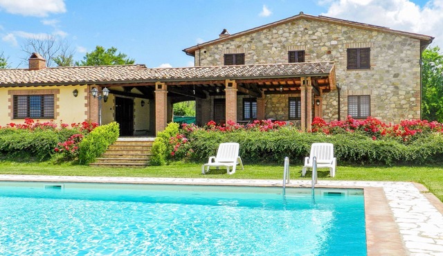 Spacious villa with private pool and panoramic views of the Umbrian hills, just 15 minutes from Todi