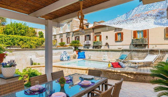 Spacious Villa with 4 rooms, pool, solarium & garden