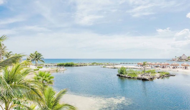 Spacious villa with 5 bedrooms and WiFi, AC in charming Caribbean community