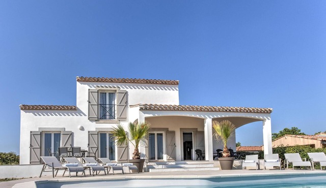 Spacious villa with pool and panoramic views