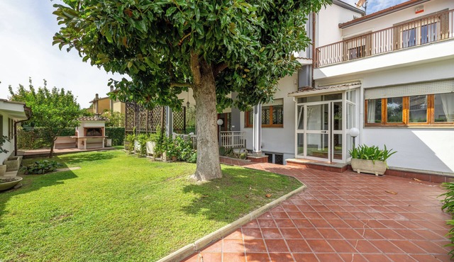 Spacious Villa with Pool, BBQ and Tennis Courts