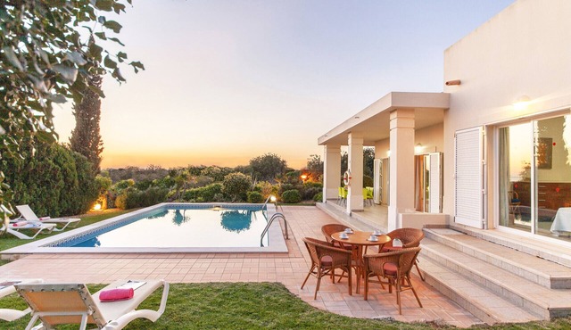 SPACIOUS VILLA WITH STUNNING SEA VIEWS, PRIVATE POOL, FREE WI-FI, A/C & BBQ
