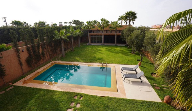 Spacious villa with swimming pool