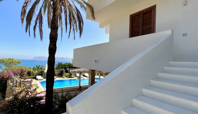 Spacious villa with swimming pool