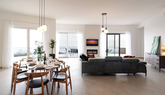 Spacious villa with views of the sea, the Etna volcano, mountains and Taormina.