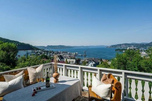 Spacious villa with view - 5BR - FREE parking - Great Wi-Fi