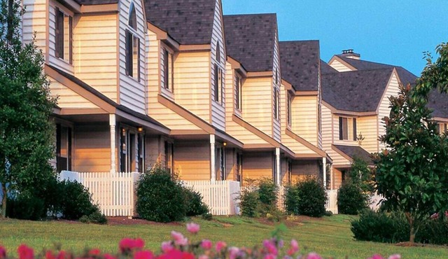 Spacious W'burg 4BDR/4BA townhome lockout for 12, near attractions. Great value.