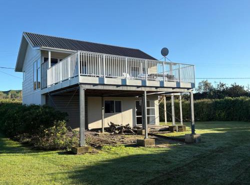 Spacious Waimārama Beach House with Large Deck