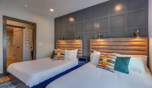 Spacious & Walkable East Nash Designer Twin Homes | Sleep 20 with Smart TVs, Workspaces & Fast WiFi | 2 Garages & Full Kitchens | Walk to Mas Tacos, 10 Min to Broadway | 24 Hr Hospitality