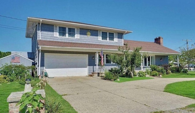 Spacious Waterfront house, gorgeous water views!