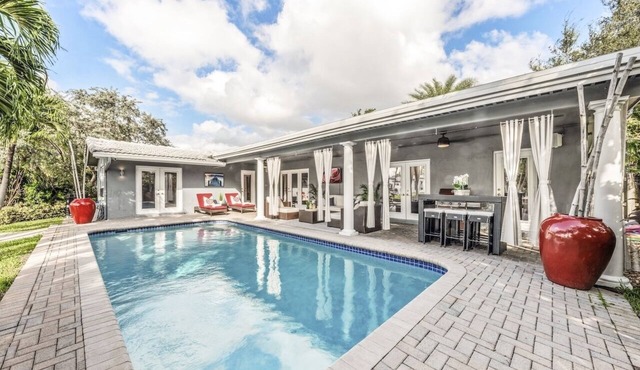 Spacious WATERFRONT villa, heated salt water pool, very central, beach 5 min