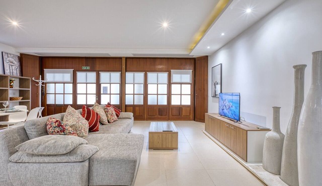 Spacious waterfront 1-bedroom apartment GSPI1-1