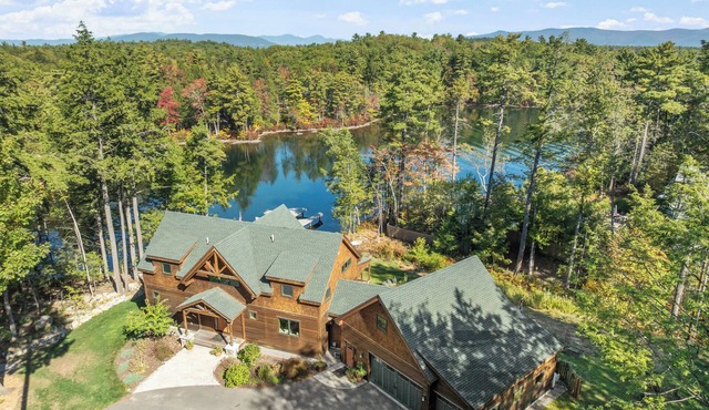 Spacious Waterfront 6-bedroom Country House in Charming Meredith