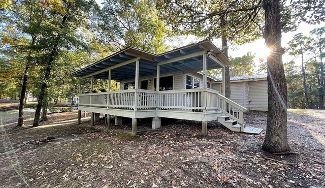 Spacious Waterfront Cabin with Stocked Pond Views & Resort Amenities near Zwolle, Louisiana