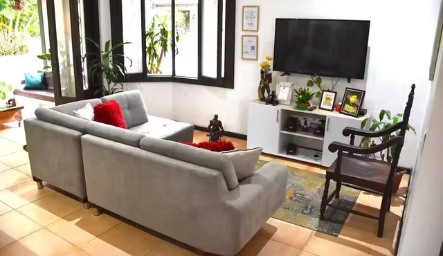 Spacious Wellness House in Ciudad Jardín - Ideal for Groups of 13 People
