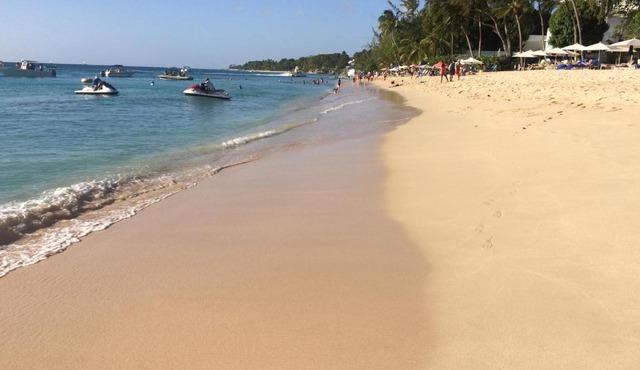 Spacious White House Villa 1 minute to sandy beaches