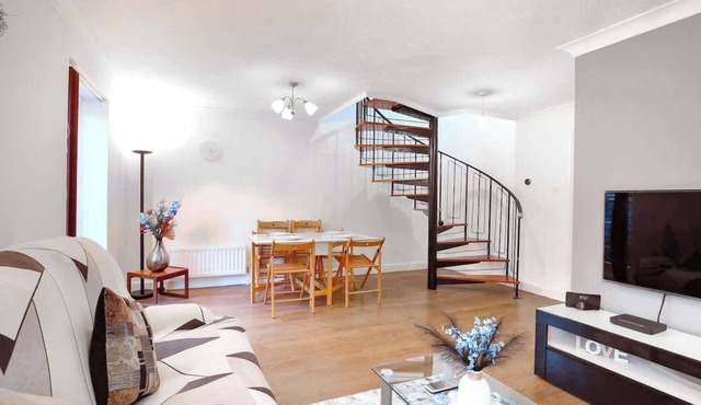 Spacious Wimbledon House | Lovely Garden + Parking