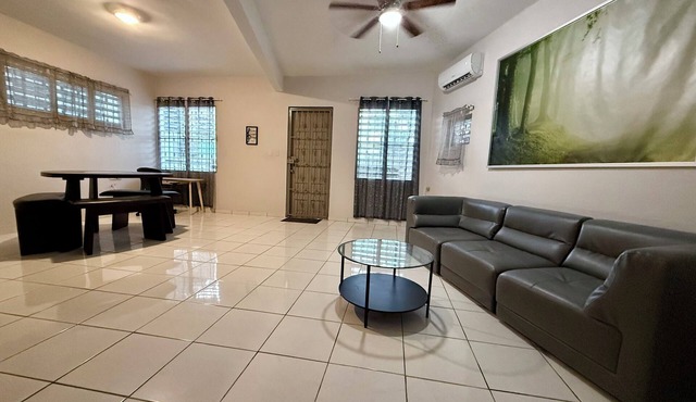 Spacious with 2 BR - 15 Mins to Beach, Airport, Dining, Stadium & Colliseum