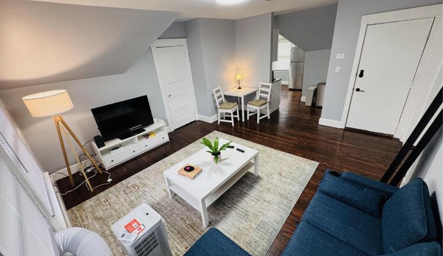 Spacious Yale 2BR with Full Kitchen & WiFi