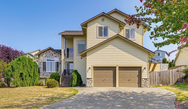 Spacious Yard & Deck: Home 8 Mi to Puget Sound!